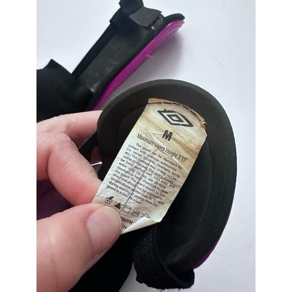 Umbro Girls Soccer Shin Guards - Size Medium - Picture 4 of 4